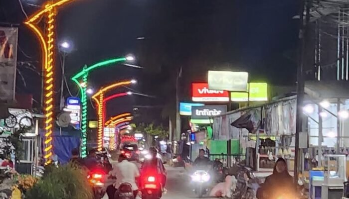 Aspirasi Wakil Ketua I DPRD Sambas, Tambah Tiang PJU Hias di Pasar Sekura