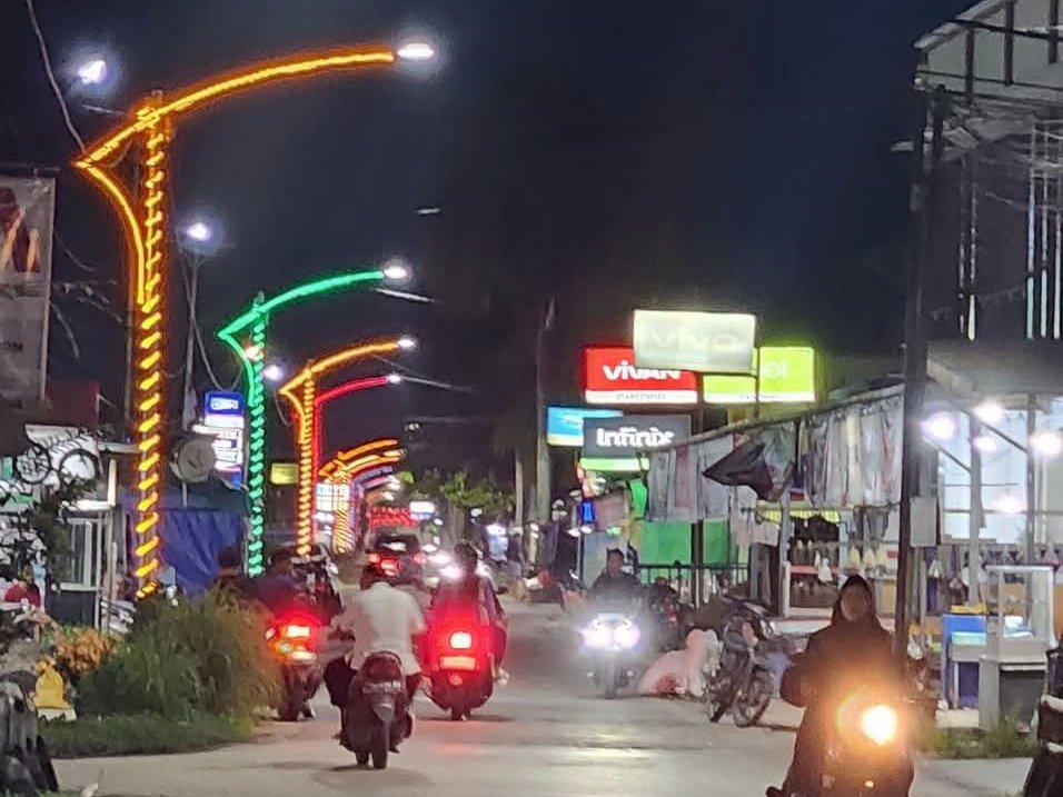 Penampakan tiang PJU hias di Pasar Sekura