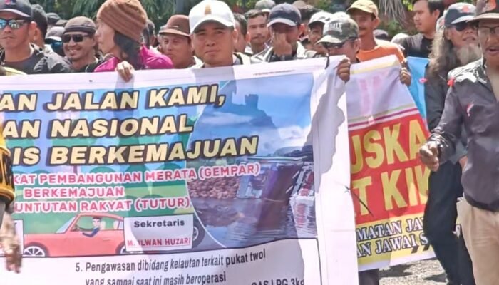 Ini Penyebab Masyarakat Sambas Utara Bersatu, Demo di Kantor DPRD Sambas