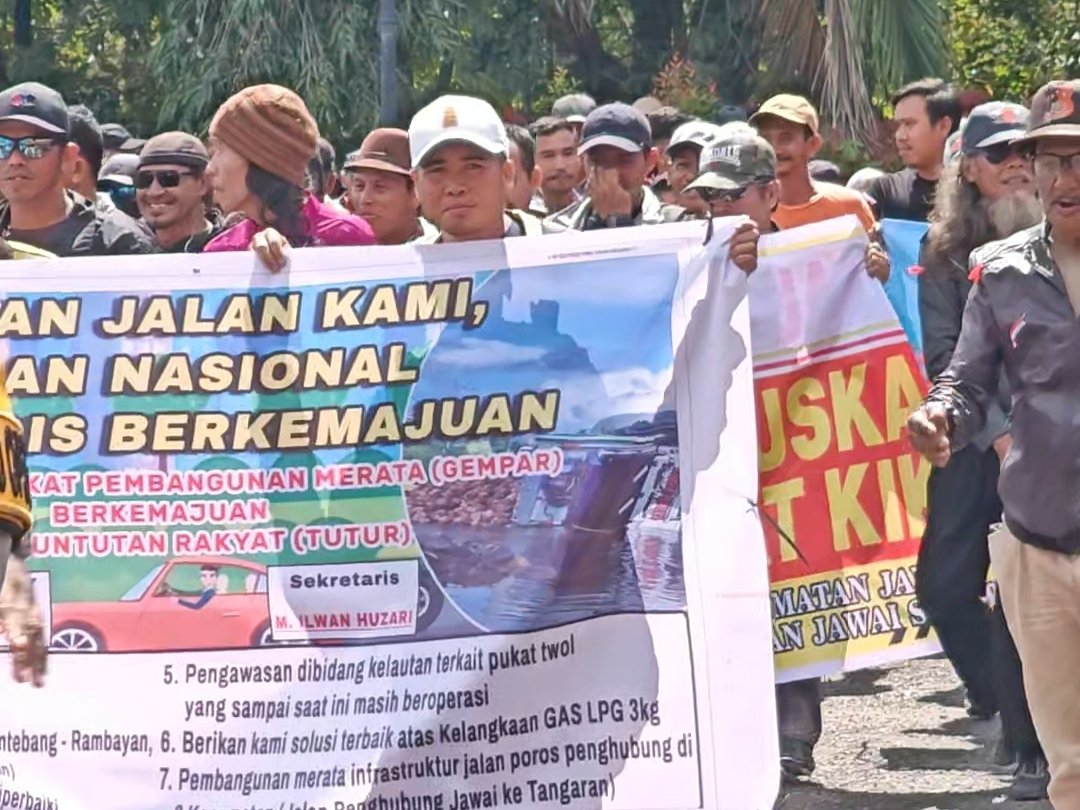 Masyarakat Dapil 5 melakukan aksi damai di Kantor DPRD Sambas, Rabu 12 Februari 2025/Foto Jejaring Kalbar.