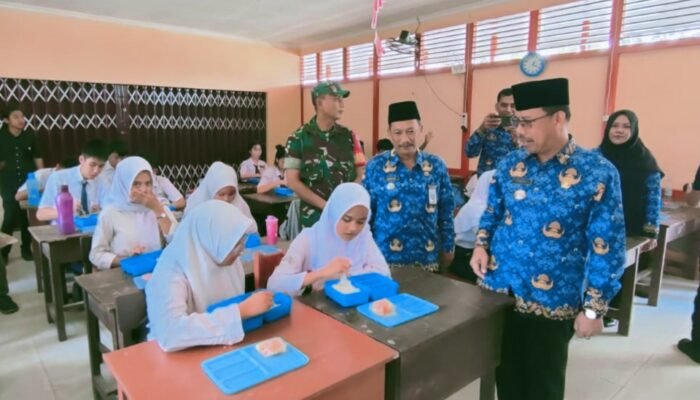 Siswa Bilang, Menu Makan Bergizi Gratis di SMPN 1 Sungai Pinyuh Enak dan Bikin Kenyang