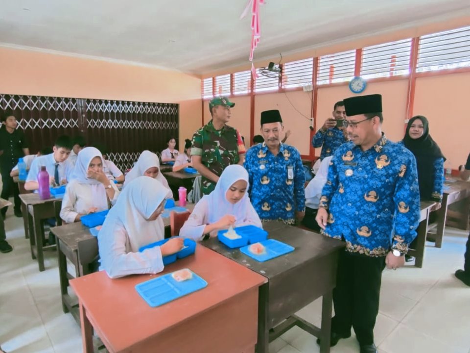 Siswa Bilang Menu Makan Bergizi Gratis di SMPN 1 Sungai Pinyuh Enak dan Bikin Kenyang