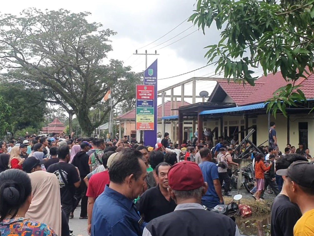 Ratusan warga Desa Lumbang, Kecamatan Sambas, menggeruduk kantor desa, Kamis (6/2/2025). Mereka menuntut kejelasan terkait dana plasma sawit yang diduga tidak diterima selama bertahun-tahun.