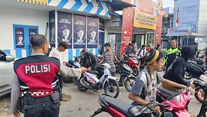 Belasan orang yang terlibat aksi balap liar di Ketapang, diamankan polisi.