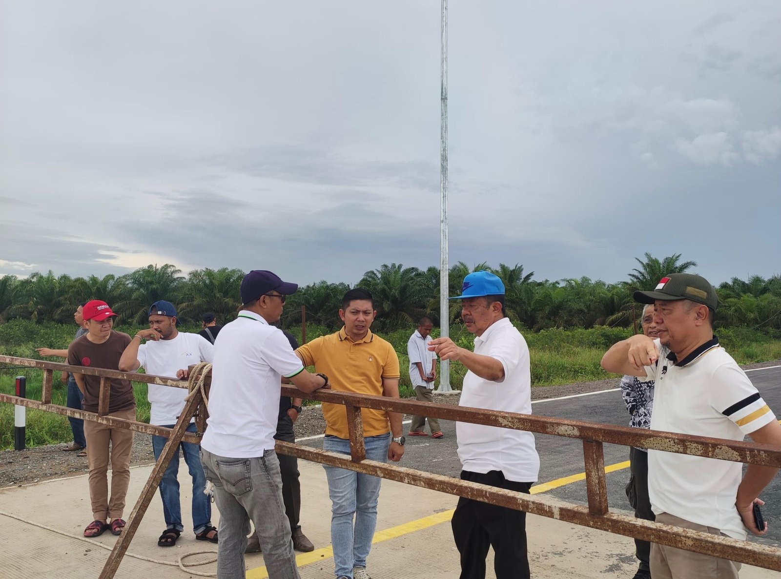 Sekda Sambas, Fery Madagaskar meninjau langsung persiapan open traffic Jembatan Sungai Sambas Besar, Sabtu 1 Maret 2025.