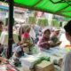Masyarakat sedang membeli takjil untuk buka puasa di Pasar Sungai Pinyuh, Sabtu 1 Maret 2025/Foto Bung Ranie/Jejaring Kalbar