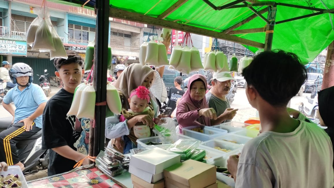 Masyarakat sedang membeli takjil untuk buka puasa di Pasar Sungai Pinyuh, Sabtu 1 Maret 2025/Foto Bung Ranie/Jejaring Kalbar