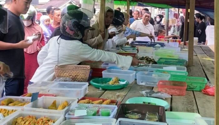 Hari Pertama Puasa, Warga Sambas Serbu Pasar Takjil di Jalan Ahmad Marzuki