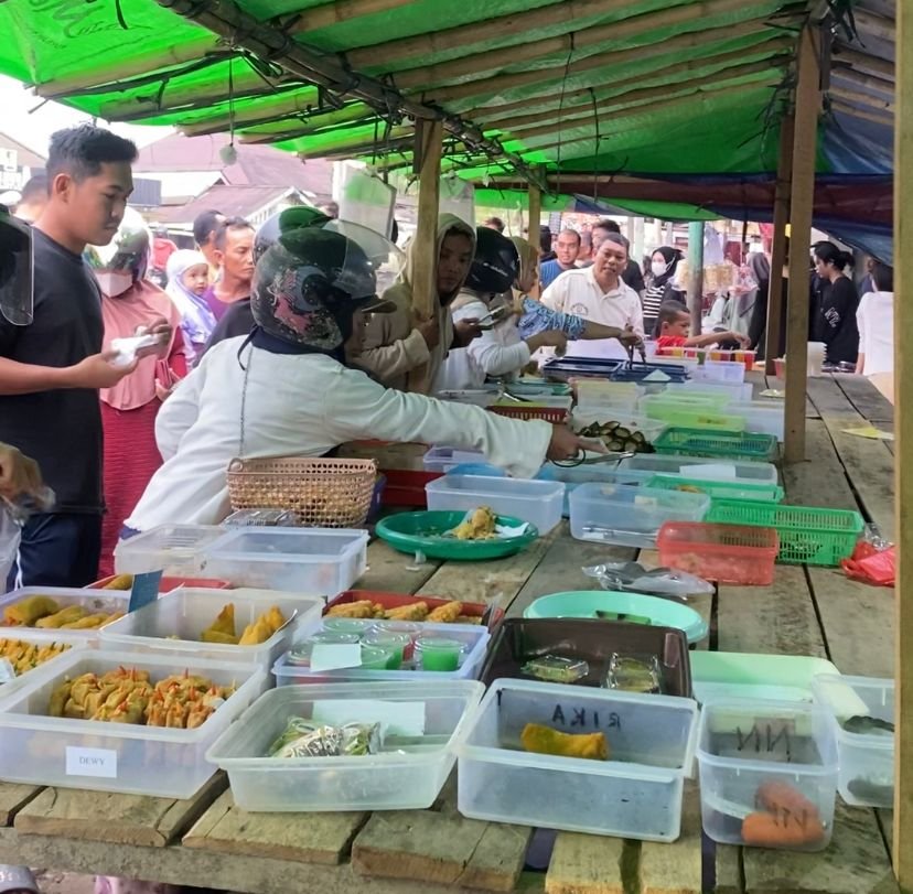 Hari Pertama Puasa, Warga Sambas Serbu Pasar Takjil di Jalan Ahmad Marzuki