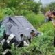 Tangkap layar video amatir warga menunjukkan mobil terguling ke parit di tepi Jl Lingkar Galing, Sambas, Sabtu 1 Maret 2025.