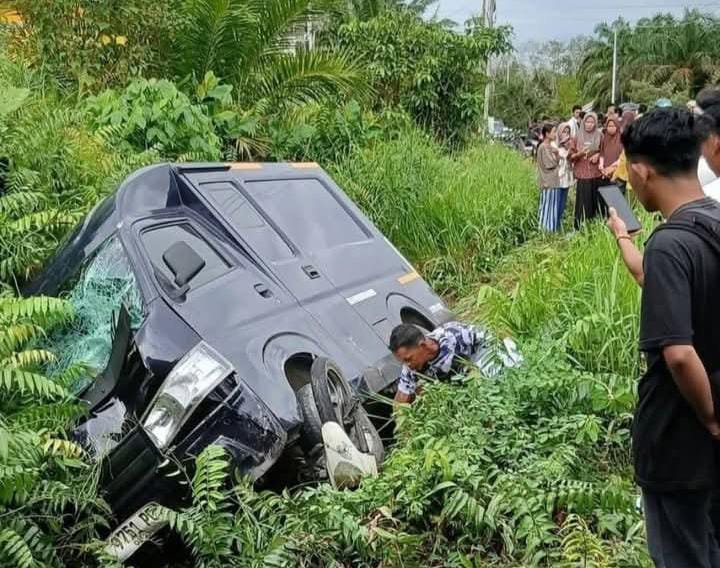 Tangkap layar video amatir warga menunjukkan mobil terguling ke parit di tepi Jl Lingkar Galing, Sambas, Sabtu 1 Maret 2025.