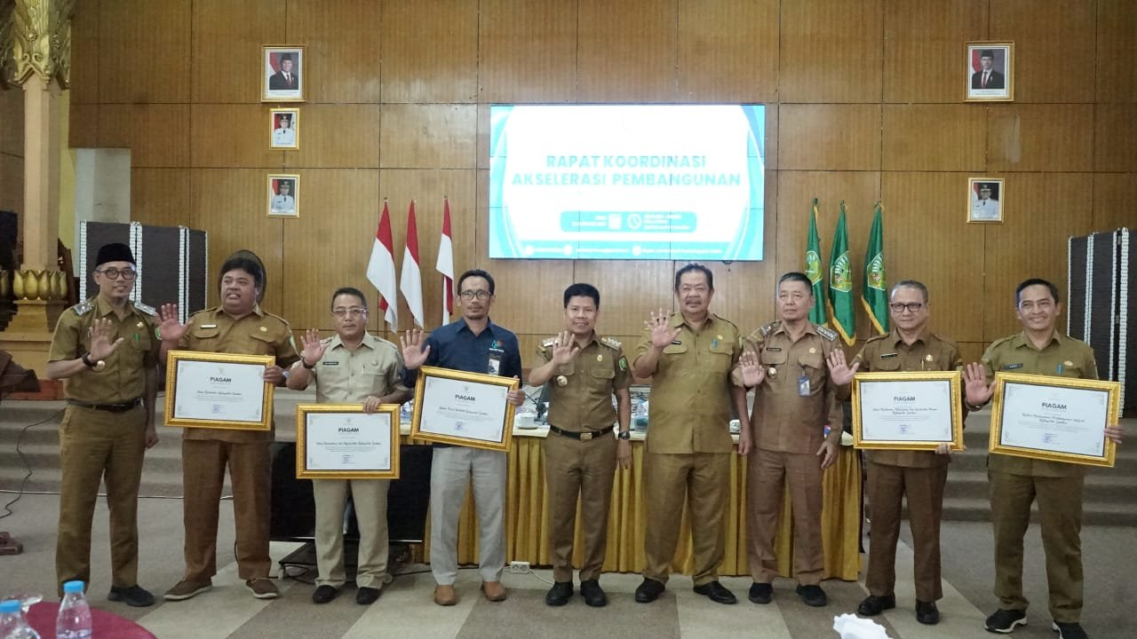 Hasil evaluasi EPSS 2024 Kabupaten Sambas yang diserahkan oleh Bupati Sambas.