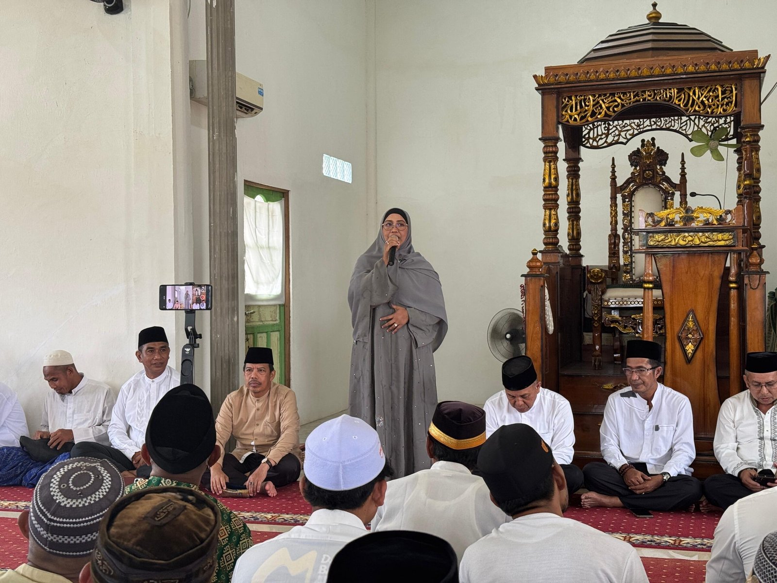 Bupati Mempawah, Erlina saat memberikan sambutan di Masjid Nurusshabah Peniti/Foto Istimewa