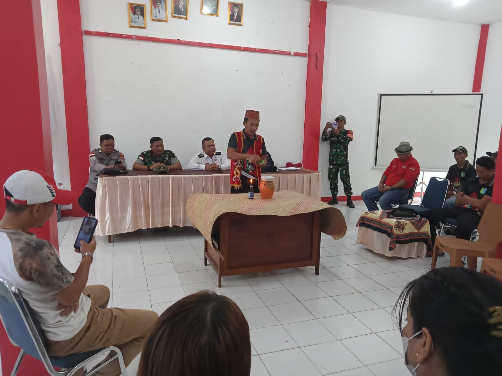 Lima Cafe Remang-remang di Sajingan Besar Dihukum Adat, Begini Ceritanya!