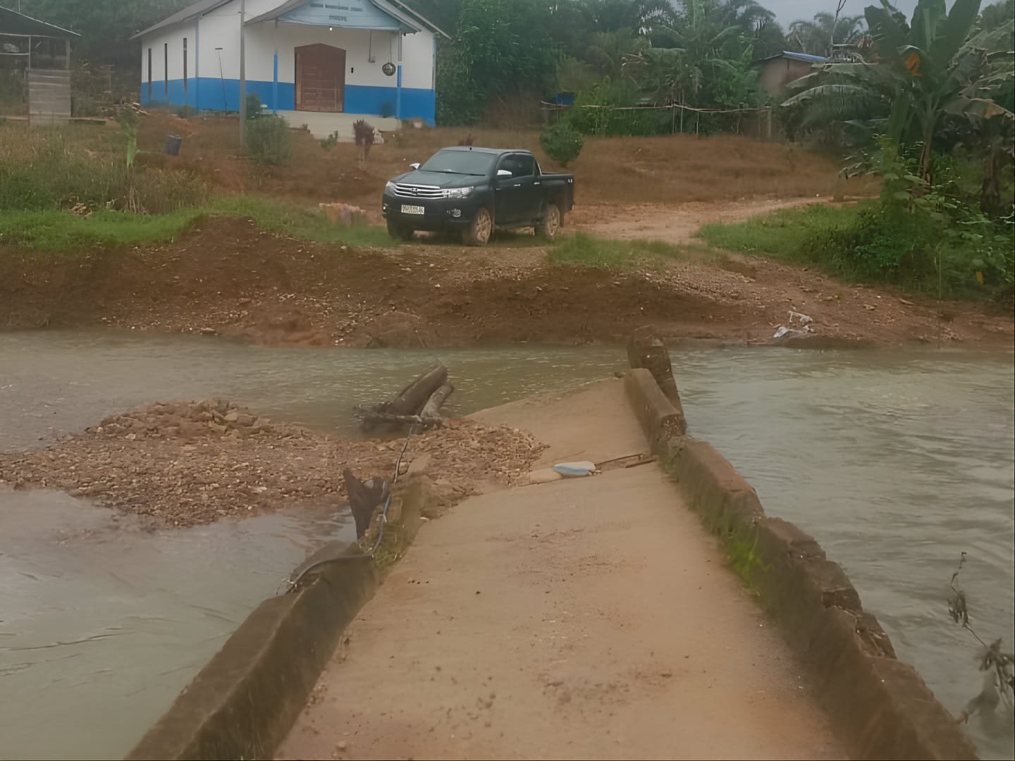 Jembatan Penghubung Dua Dusun di Kecamatan Subah Putus