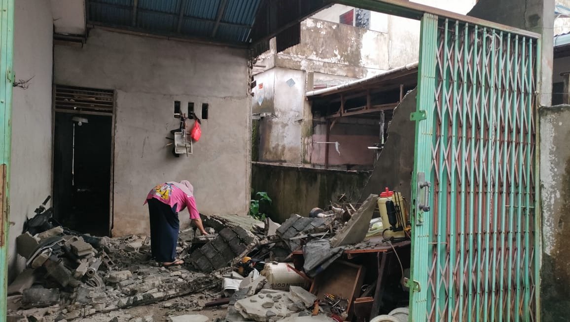 Kondisi rumah warga di Sungai Pinyuh yang rusak diterjang angin kencang, Minggu 9 Maret 2025/Foto Bung Ranie/Jejaring Kalbar