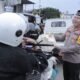 Kapolres Ketapang, AKBP Setiadi berbagi takjil di bulan Ramadan/Foto Ist