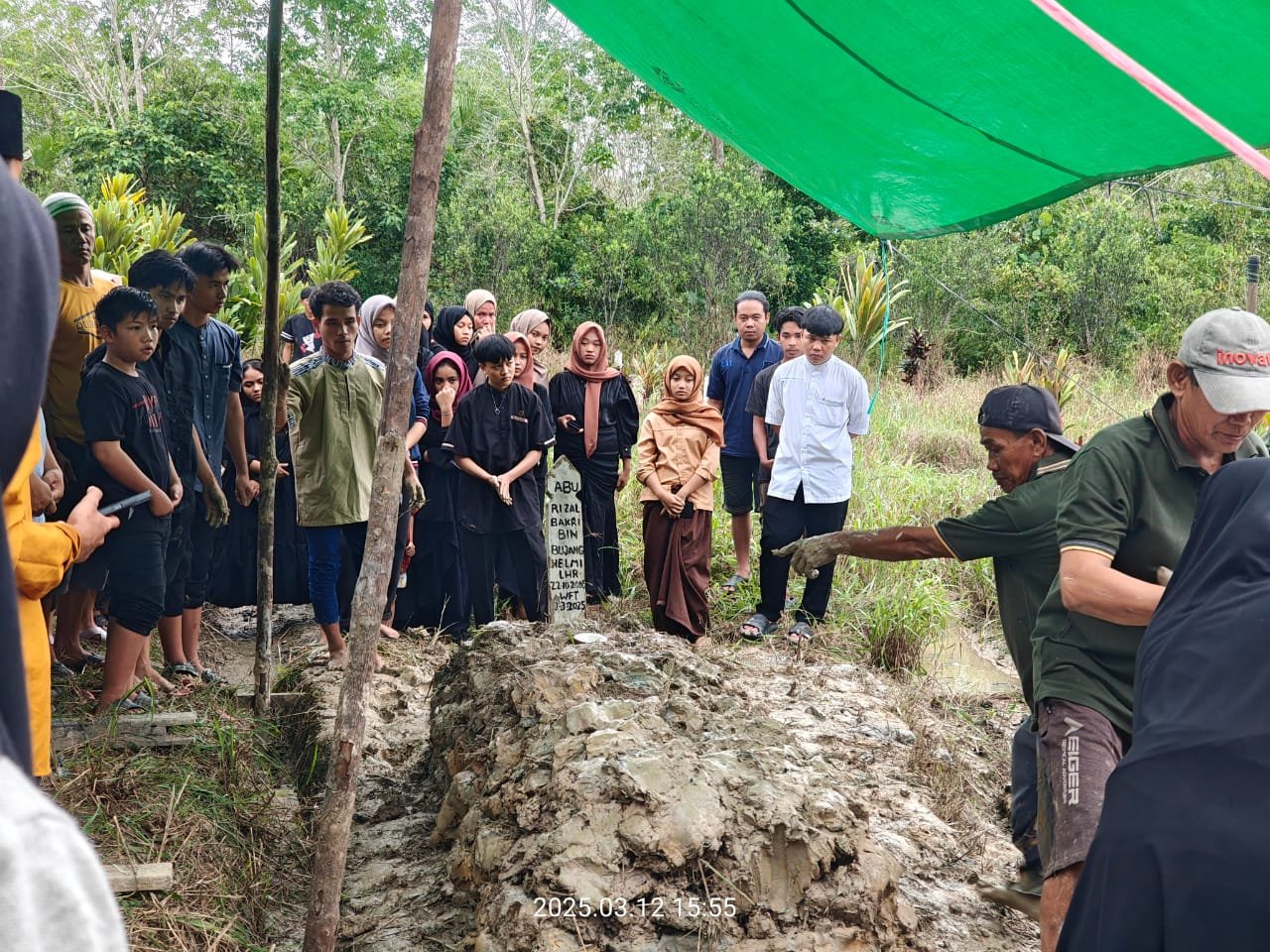 Pemakaman Abu Rizal Bakri (19) remaja yang jadi korban pengeroyokan di Jembatan Sungai Sambas Besar, Rabu 12 Maret 2025/Foto Jejaring Kalbar