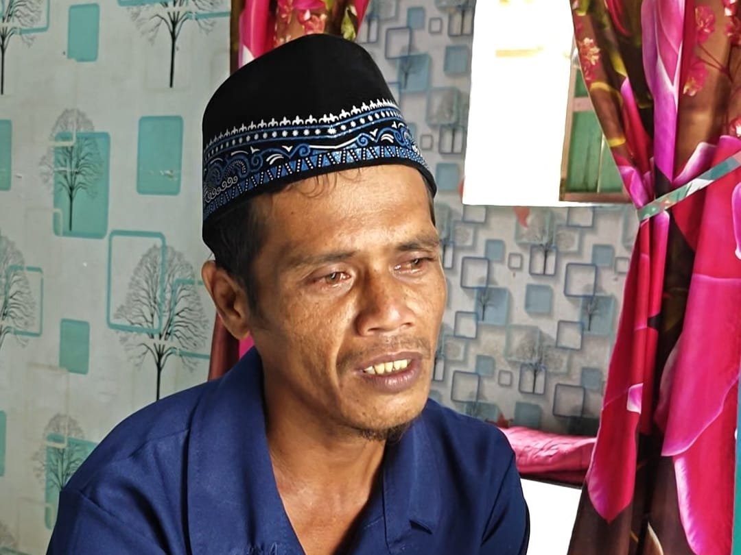 Asbi (41) abang kandung Abu Rizal Bakri, korban pengeroyokan di Jembatan Sungai Sambas Besar saat diwawancarai Jejaring Kalbar, Rabu 12 Maret 2025.