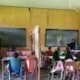 Ruang kelas disekat untuk proses belajar mengajar di SDN 17 Sabaran Parit