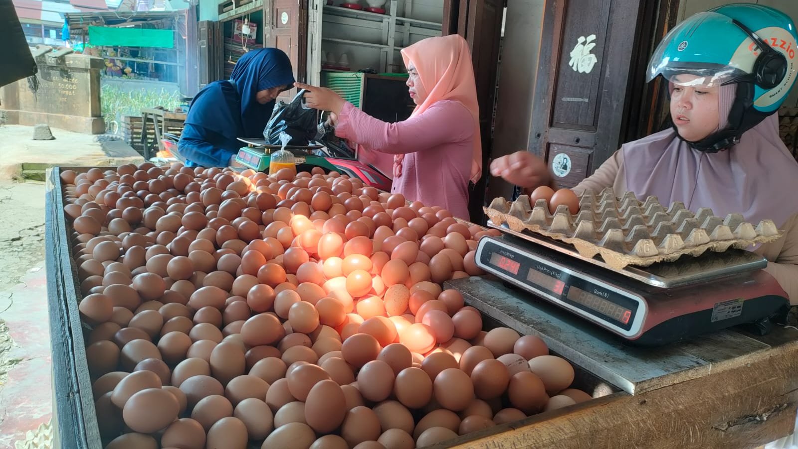 Salah satu agen penjual telur di Pasar Pagi Sungai Pinyuh/Foto Bung Ranie/Jejaring Kalbar