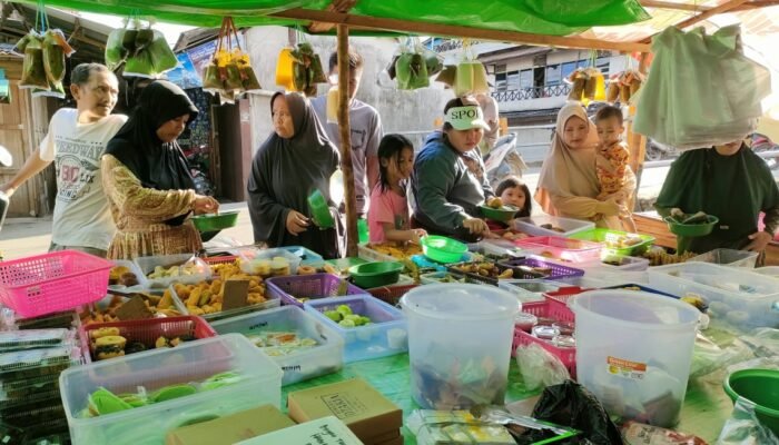 Berbagai Suku dan Agama Turut Berburu Takjil di Kantin Ramadan Sungai Pinyuh