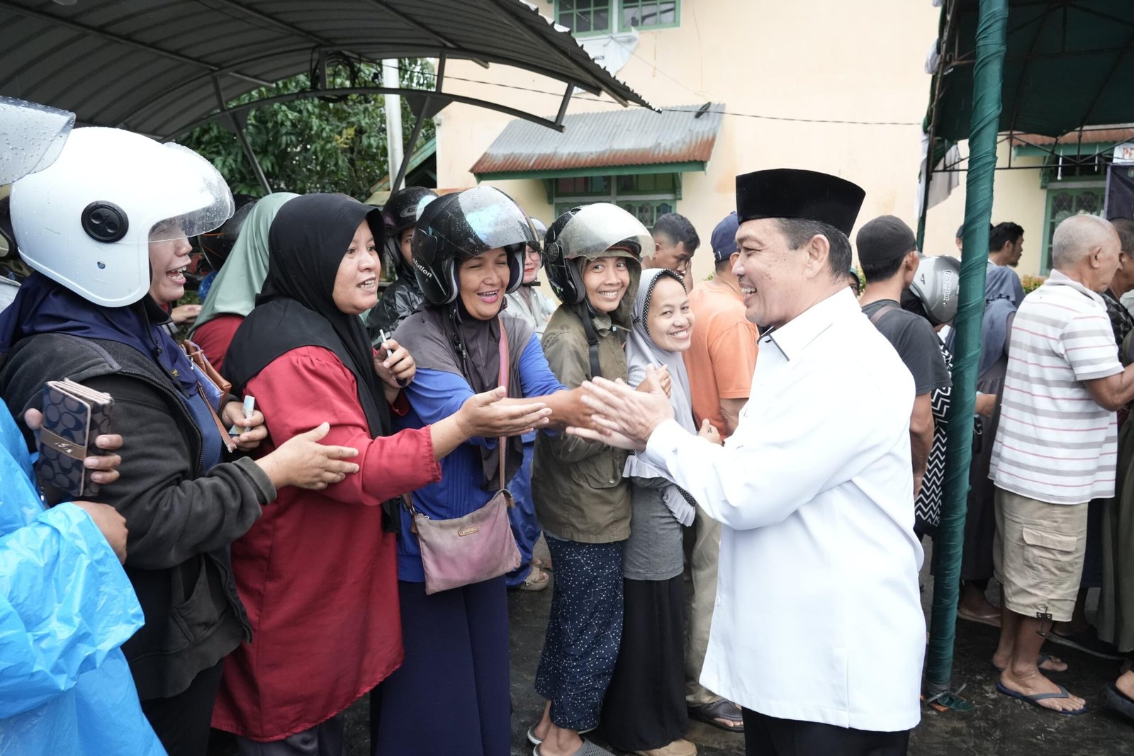 Gubernur Kalbar Ria Norsan Pantau Operasi Pasar di Kabupaten Sambas