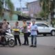Wartawan dan Kapolres Ketapang bagi-bagi takjil di Taman Kedondong/Foto Istimewa