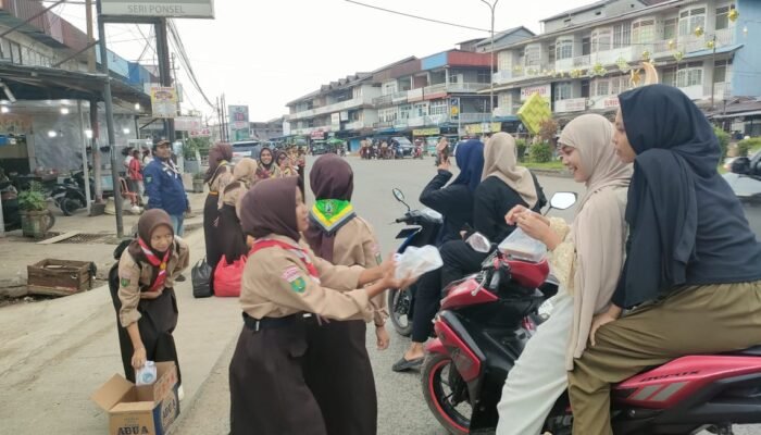 Pramuka Kwarran Sungai Pinyuh Sukses Berbagi Takjil untuk Masyarakat