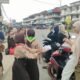 Pramuka berbagi takjil di Sungai Pinyuh.