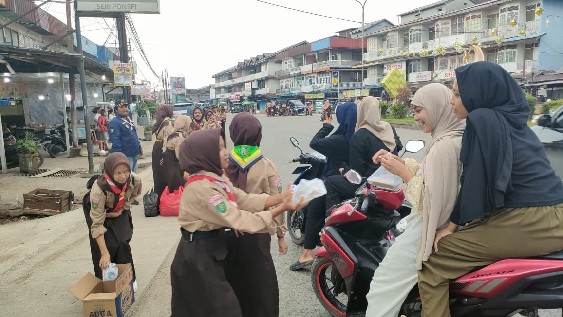 Pramuka berbagi takjil di Sungai Pinyuh.