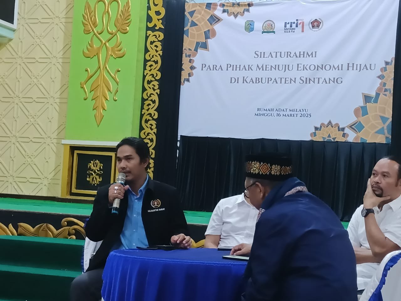 Ketua PWI Kalimantan Barat, Kundori dalam sebuah diskusi di Sintang.