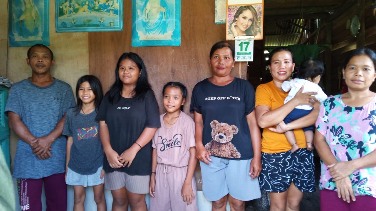Para orang tua wali murid SDN 14 Pelanjau, Desa Bukit Sigoler, Kecamatan Tebas, Kabupaten Sambas, mengeluh ke wartawan soal Kejanggalan dana PIP/Foto Sera/Jejaring Kalbar