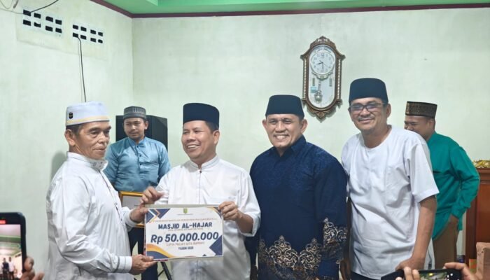 Bupati Sambas Serahkan Hibah Rp50 Juta untuk Masjid Al Hajar Mensere, Aspirasi Ferdinan Syolihin