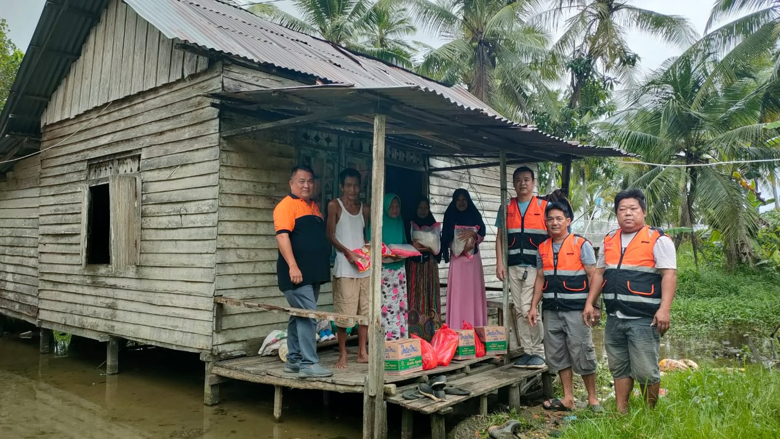 Damkar Jaguar Sungai Pinyuh saat menyalurkan bantuan paket lebaran.