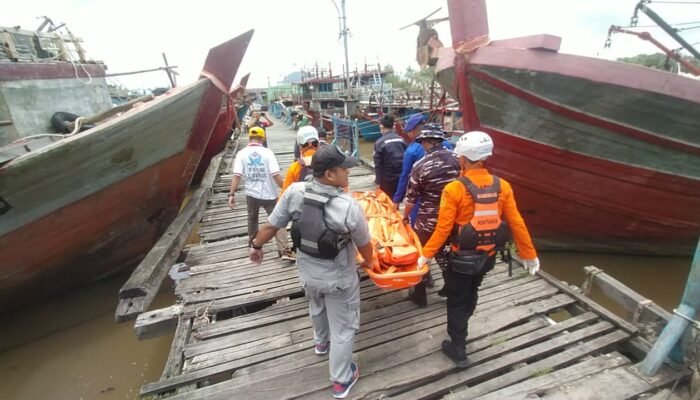 Nahkoda KM Cahaya Karimata yang Meninggal Saat Berlayar Berhasil Dievakuasi ke Pelabuhan Penjajab