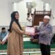 Anggota DPRD Kabupaten Sambas, Nurmaya Dewi saat menyerahkan bantuan untuk masjid di Salatiga, Rabu 19 Maret 2025/Foto Dagun/Jejaring Kalbar
