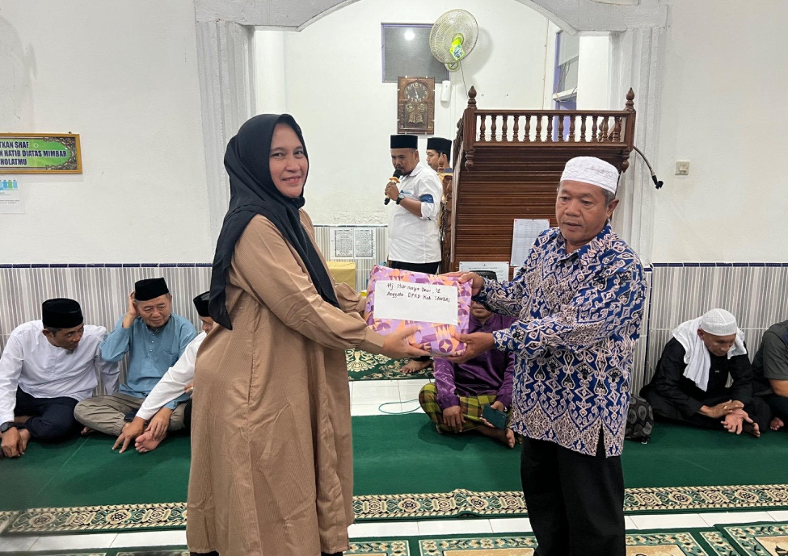 Anggota DPRD Kabupaten Sambas, Nurmaya Dewi saat menyerahkan bantuan untuk masjid di Salatiga, Rabu 19 Maret 2025/Foto Dagun/Jejaring Kalbar