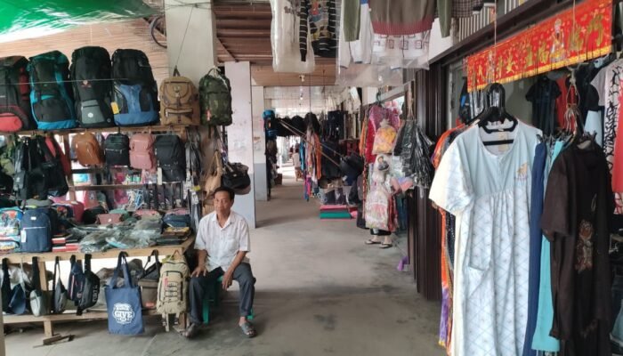 Menjelang Lebaran, Pedagang di Sungai Pinyuh Kalah Saing dengan Toko Online