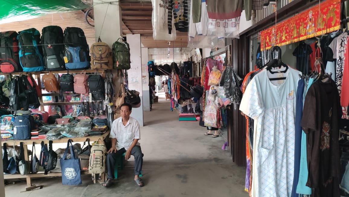 Abu Bakar, pedagang aksesoris di Pasar Sungai Pinyuh, Sabtu 22 Maret 2025/Foto Bung Ranie/Jejaring Kalbar
