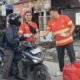 Badan Pemadam Api Sungai Pinyuh berbagi takjil kepada masyarakat.