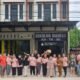 Guru sekolah Mahesa Sungai Pinyuh berbagi takjil di bulan puasa, Selasa 25 Maret 2025.