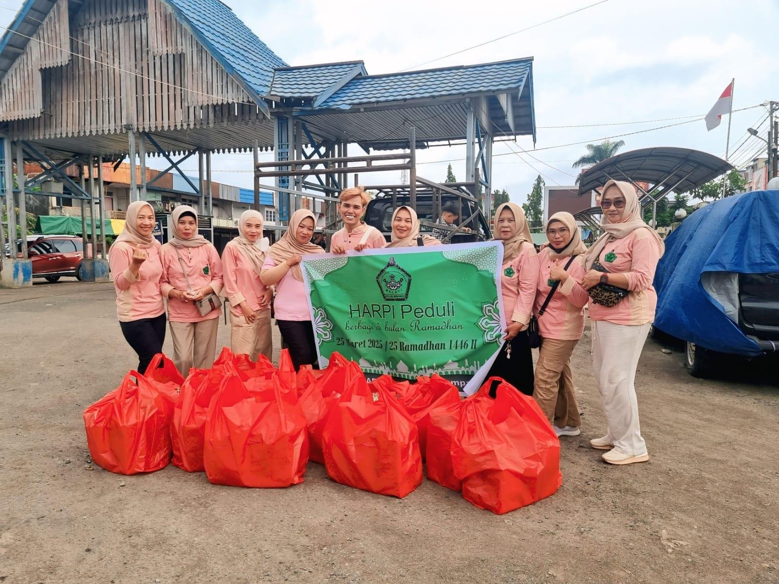 DPC Harpi Melati Bagikan 500 Takjil di Tugu Jam Sungai Pinyuh