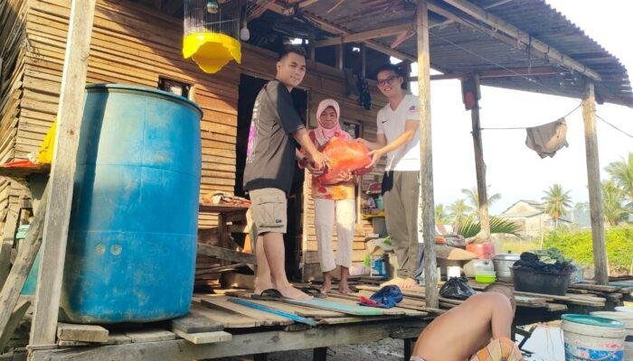 Mitra Agung Mart Sungai Pinyuh Bagikan Paket Sembako Idulfitri untuk Warga