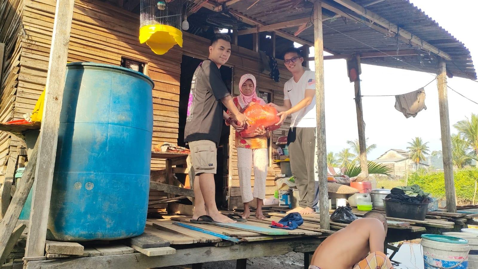 Boni, owner Mitra Agung Mart berbagi sembako Idulfitri.