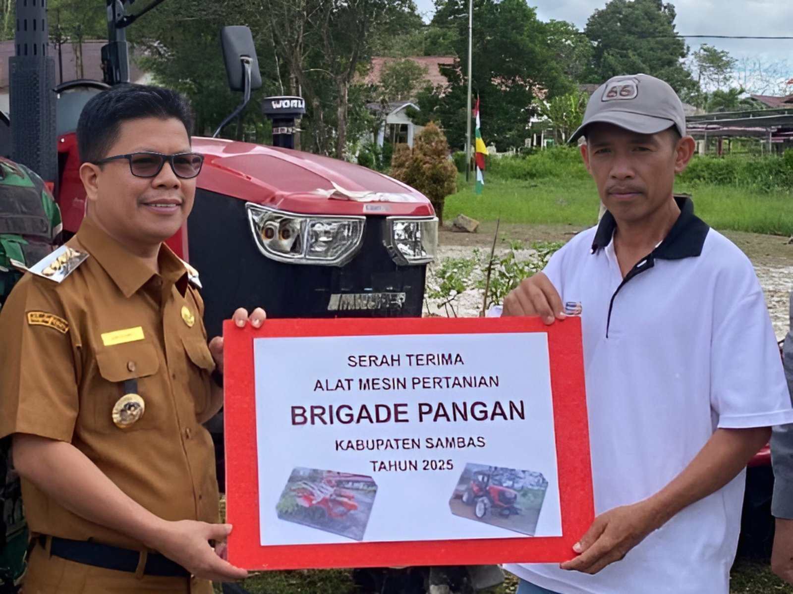 Bupati Sambas, Satono menyerahkan bantuan Alsintan kepada Brigade Pangan Kabupaten Sambas, Selasa 11 Maret 2025/Foto Sera Jejaring Kalbar.