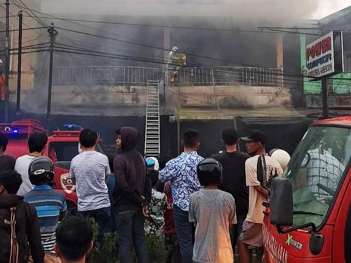 Kebakaran melanda toko komputer di Jl Suprapto, Ketapang
