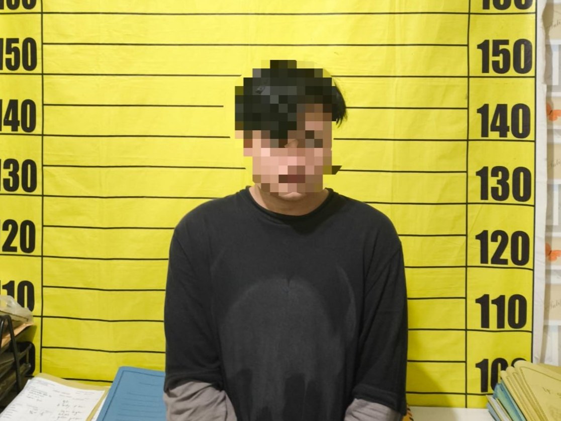Tersangka AB saat diamankan polisi/Foto Polres Sambas