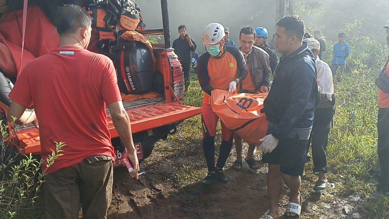 Jasad Evriani dievakuasi Tim SAR.