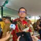 Wakil Ketua III DPRD Kabupaten Sambas, Ferdinan Syolihin, S.E., M.E., saat diwawancarai dalam kegiatan panen raya di Mensere, Senin 7 April 2025.